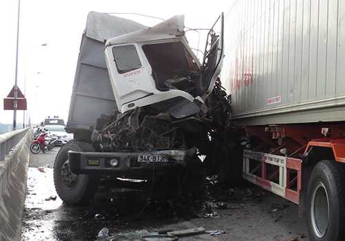 Đầu xe tải vỡ nát, khiến tài xế chết thảm, mắc kẹt bên trong