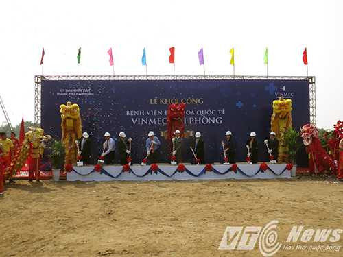 Lãnh đạo TP Hải Phòng cùng lãnh đạo Tập đoàn Vingroup động thổ xây dựng Bệnh viện Đa khoa Quốc tế Vinmec Hải Phòng - Ảnh MK