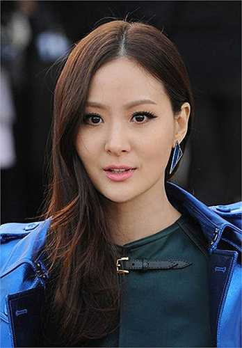 Là một trong những cô nàng thừa kế đình đám tại Đài Loan, Aimee Sun luôn khiến người đối diện bị thu hút bởi vẻ xinh đẹp và tự tin của mình. Cha cô là ông Sun Tao, cựu Chủ tịch của tập toàn ElectricWire & Cable. Mẹ là bà Nian, phó chủ tịch tập đoàn Chứng khoán Yuanta.