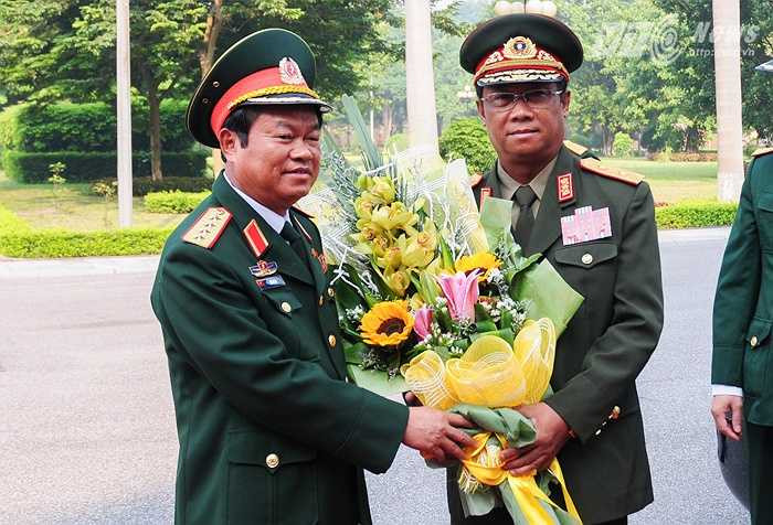 Đại tướng Đỗ Bá Tỵ, Tổng tham mưu trưởng Quân đội Nhân dân Việt Nam chào mừng Trung tướng Suvon Luongbunmi, Tổng tham mưu trưởng Quân đội Lào