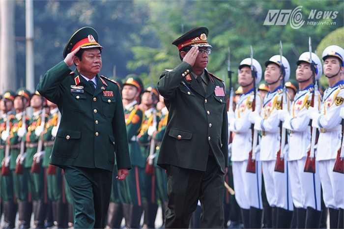 Đại tướng Đỗ Bá Tỵ và Trung tướng Suvon Luongbunmi duyệt đội danh dự Quân đội Nhân dân Việt Nam