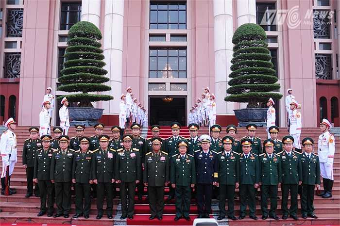 Hai đoàn chụp ảnh chung trước trụ sở Bộ Quốc phòng Việt Nam