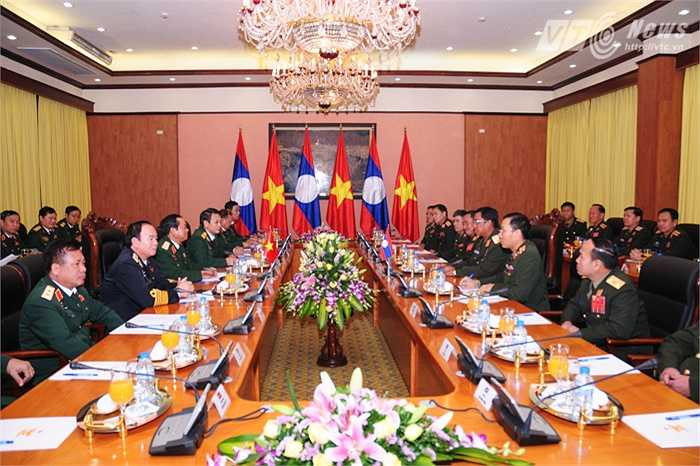 Hội đàm được tổ chức giữa 2 đoàn do Tổng tham mưu trưởng Việt Nam, Lào dẫn đầu