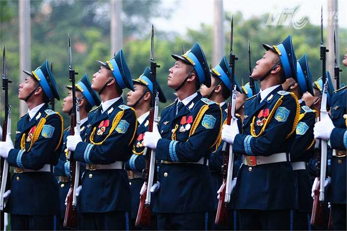 Các thành viên đội danh dự trong lễ chào cờ