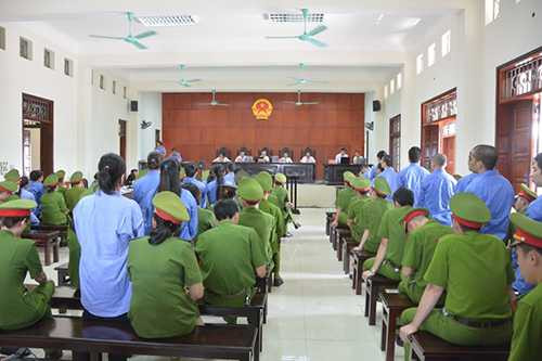 Các đối tượng trong đường dây ma túy khủng bị đưa ra xét xử