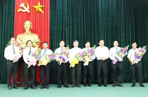 Bộ trưởng Phạm Vũ Luận tặng hoa chúc mừng các cán bộ 