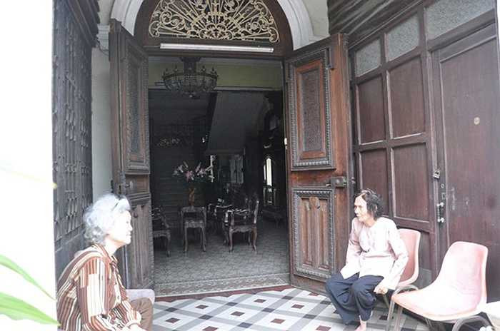 Tài sản 'kếch sù' này khó ai có thể ngờ là của 2 cụ bà tuổi 'thất thập': Cụ Đặng Kim Chi (SN 1938) và cụ Nguyễn Thị Kim Sa Dang (SN 1934). Tuy nhiên cả 2 cụ đều không muốn nói về những vấn đề liên quan đến căn biệt thư do mình đồng sở hữu.