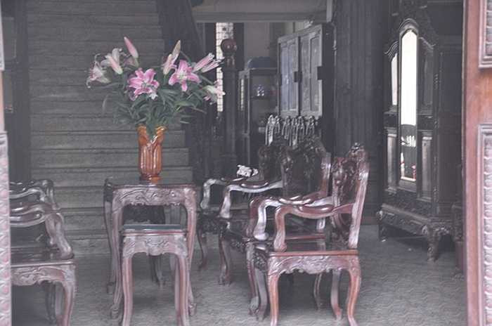 Bên trong căn biệt thự vẫn còn nhiều vật dụng có tuổi thọ hàng trăm năm.