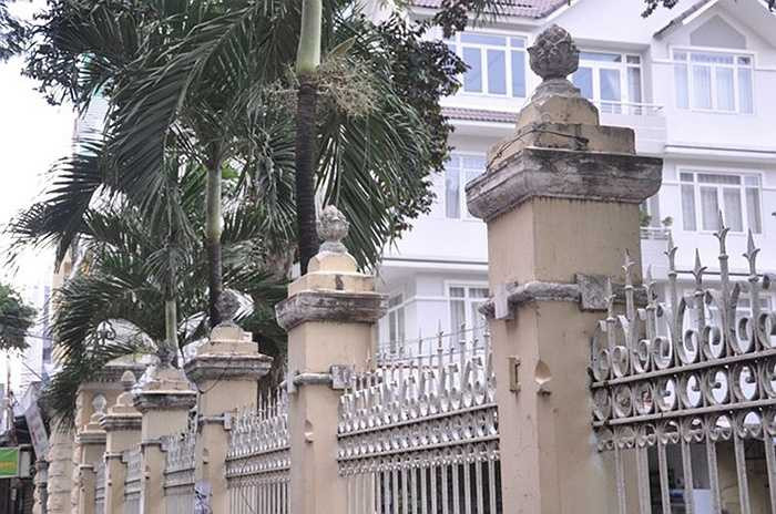 Ông Nguyễn Anh Tuấn, Phó Giám đốc Trung tâm Nghiên cứu kiến trúc Sở Quy hoạch - Kiến trúc TP HCM cho biết: 'Căn biệt thự nằm trong danh mục kiểm kê các biệt thự cổ trên địa bàn TP. Các giao dịch, chuyển nhượng là quyền của chủ sở hữu nhưng nếu thay đổi thiết kế, kết cấu thì phải xin phép và được sự đồng ý của UBND TP HCM'