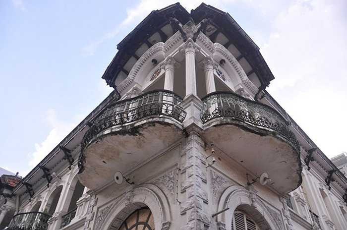 Trong giấy chứng nhận quyền sở hữu nhà ở và quyền sử dụng đất ở, căn biệt thự này cao 2 tầng, tọa lạc trên khu đất rộng 2.819,5m2, thuộc loại nhà ở cấp 2-3, tường gạch, mái ngói, thời gian sử dụng đất lâu dài.