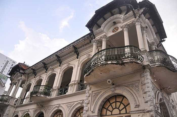 Kiến trúc của căn nhà được thiết kế theo phong cách biệt thự Pháp cổ. Vật liệu xây dựng được chuyển từ Pháp sang.