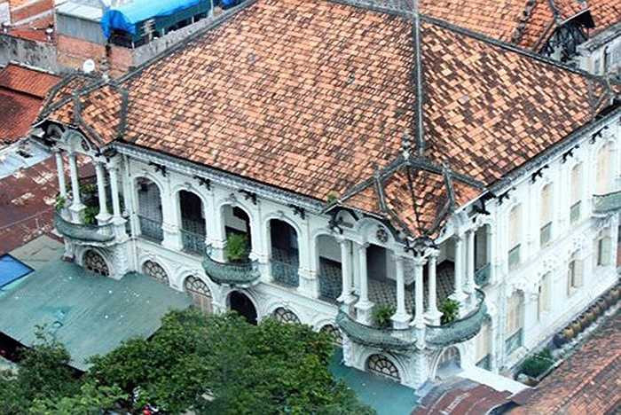 Phần mái được lợp bằng ngói đỏ, qua thời gian đã nhuốm màu rêu phong càng làm cho ngôi biệt thự thêm cổ kính