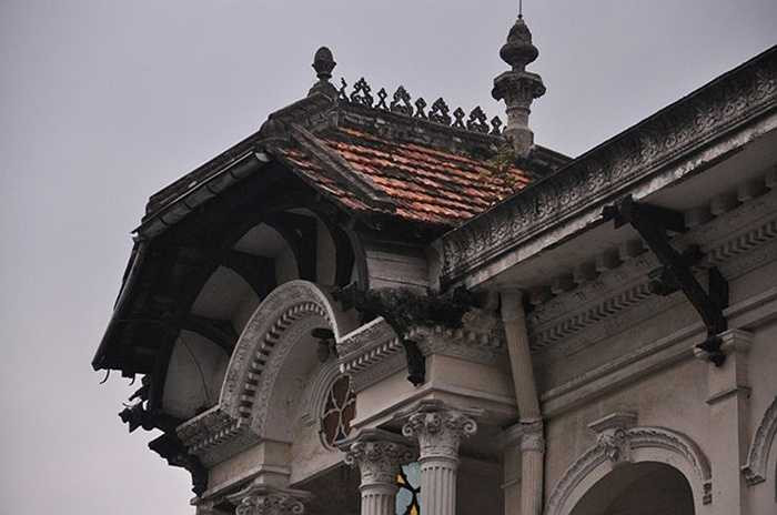 qua thời gian đã nhuốm màu rêu phong càng làm cho ngôi biệt thự thêm cổ kính