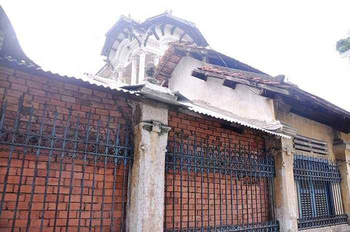 qua thời gian đã nhuốm màu rêu phong càng làm cho ngôi biệt thự thêm cổ kính