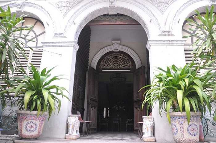 qua thời gian đã nhuốm màu rêu phong càng làm cho ngôi biệt thự thêm cổ kính