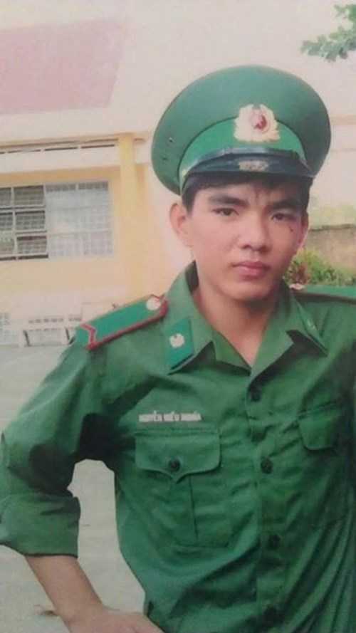 Nghĩa khi mới nhập ngũ, khuôn mặt chưa bị nếp nhăn