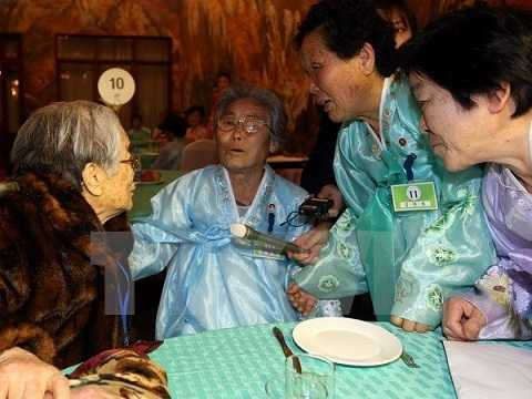 Cụ bà Hàn Quốc 96 tuổi (trái) gặp lại người thân ở Triều Tiên tại Kumgang