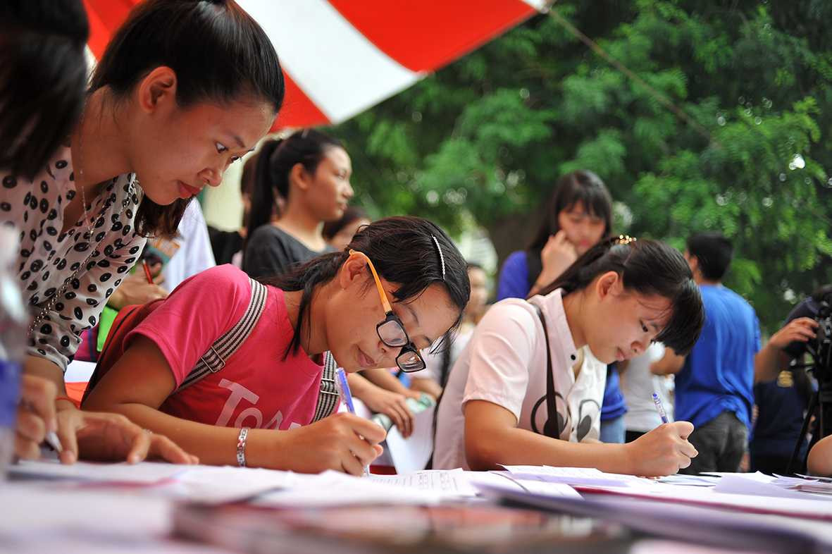 Sinh viên hào hứng điền đầy đủ thông tin tham gia ứng tuyển