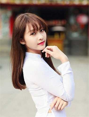 Khả Ngân (tên thật là Trần Thị Kim Ngân, sinh năm 1997) là một hot girl có rất nhiều fan hâm mộ. Cô từng được ca tụng là một trong những hot girl xinh đẹp bậc nhất showbiz Việt