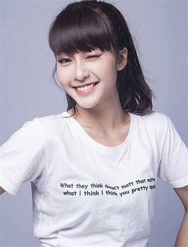 Ở cô không có vẻ mỏng manh, liễu yếu đào tơ như các hot girl khác mà sở hữu vẻ đẹp khỏe khoắn, căng tràn sức sống. Đó cũng chính là điều khác biệt làm nên cái tên Khả Ngân