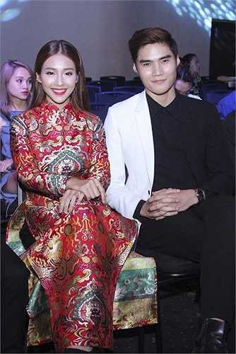 Khả Ngân đẹp ngọt ngào, đằm thắm trong trang phục áo dài đỏ, một thiết kế của NTK Thủy Nguyễn. Cô diện trang phục này tham dự Tuần lễ thời trang quốc tế Việt Nam 2015 và khiến rất nhiều người bất ngờ bởi vẻ đẹp lạ