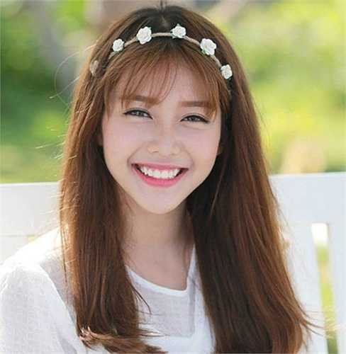 Nhưng nụ cười 'tỏa nắng' mang 'thương hiệu' Khả Ngân vẫn được giữ nguyên và được xem như 'vũ khí' hữu hiệu của cô nàng trong việc chinh phục fan hâm mộ