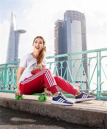 Có nhiều ý kiến cho rằng, Khả Ngân nhận ra điểm yếu của mình là bắp tay và bắp đùi to nên không tự tin diện trang phục bó sát, hở hang