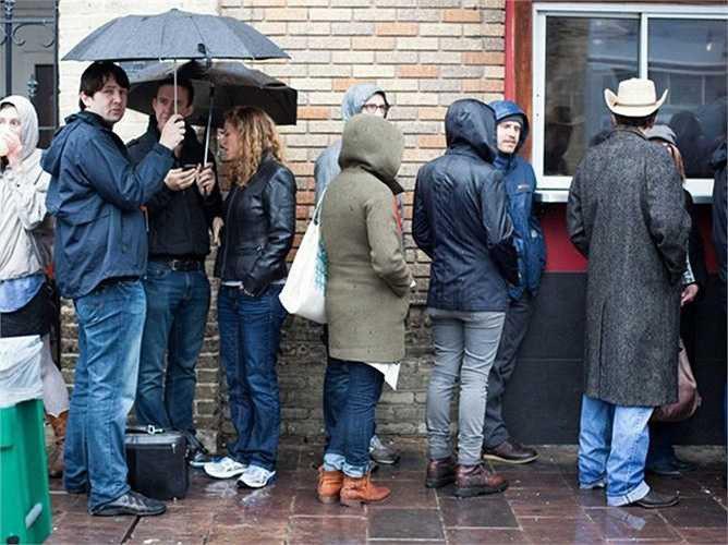 Xếp hàng thuê. Ví dụ rõ nhất của nghề này từng xuất hiện tại Singapore năm 2015 khi người ta liên tục xếp hàng để mua được iPhone 6S mới nhất. Mức thu nhập của nghề này phụ thuộc vào độ 'hot' của sản phẩm mà họ phải mua. 