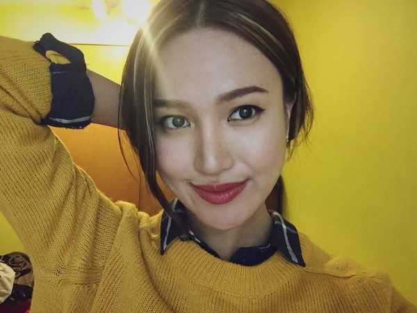 Trần Thị Thuỳ Trang, sinh năm 1996, hiện đang theo học ngành thiết kế thời trang tại Seattle, Mỹ. Thuỳ Trang mang vẻ ngoài và tính cách cực kỳ sống động, phóng khoáng. Cô nàng yêu thích các hoạt động thể thao, hay leo núi và đặc biệt là có niềm đam mê với thiết kế