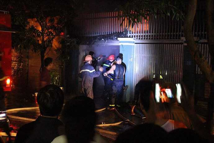 Lực lượng PCCC nỗ lực dập đám cháy trong đêm - Ảnh: Nam Đàn