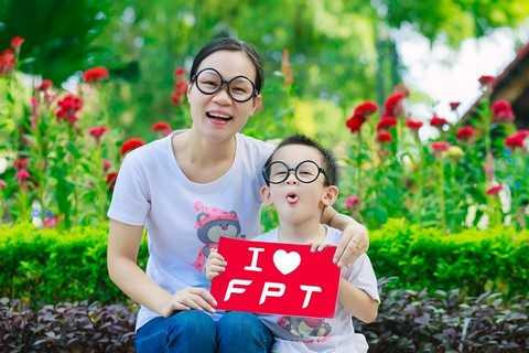 Đây là bức ảnh tham gia dự thi của hai mẹ con chị Đinh Trang Nhung (Hà Nội) trong trang phục áo đôi, kính đôi rất dễ thương được chị gửi kèm theo bài thơ rất dí dỏm với hy vọng FPT tuổi mới sẽ luôn giữ vững uy tín, chất lượng sản phẩm cũng như ngày càng phát triển và vươn xa hơn.