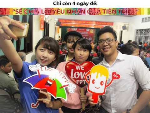 Là một khách hàng trẻ của FPT, bạn Đinh Thúy Hà cùng bạn bè của mình thường xuyên trao đổi việc học, tìm kiếm thông tin, tư liệu trên các trang mạng <a href='https://vtcnews.vn/xa-hoi.2.0.html' >xã hội</a>. Hà chia sẻ rằng Internet FPT đã giúp việc học của bạn dễ dàng và thuận lợi hơn rất nhiều.Trong một dịp gặp gỡ bạn bè, Hà đã không quên kêu gọi các bạn của mình cùng “pose” những tấm hình thật dễ thương để gửi tặng đến FPT với lời chúc “Chúc FPT luôn mang đến cho khán giả những tiện ích tuyệt vời nhất từ Internet. Giá cả hấp dẫn nhất, từ người già đến trẻ, từ thành phố đến nông thôn đều được tiếp cận những kiến thức mới.