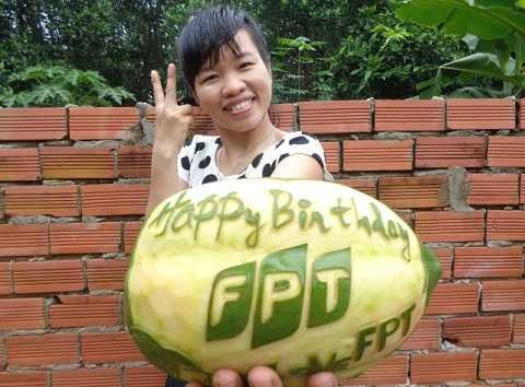 Cô nàng khéo tay Trịnh Hải Giao đến từ Bình Dương đã gửi lời chúc mừng sinh nhật FPT theo cách rất đặc biệt. Từ trái đu đủ ở vườn sau nhà, Giao đã sáng tạo, kỳ công và cực kỳ khéo léo khắc nên dòng chữ Happy Birthday FPT. 