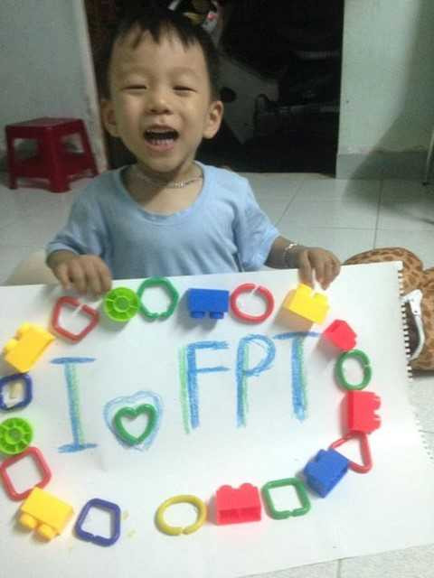 Chị Trần Ngọc Châu – mẹ bé Kent bật mí cùng FPT: “Hai mẹ con mình cùng làm thiệp chúc mừng sự thành công của FPT Telecom. Đây là ý tưởng bắt nguồn từ việc Kent rất thích sáng tạo bằng những đồ chơi của con. Nhờ có FPT mà ngày nào con cũng đòi bố mở mạng cho con nghe kể chuyện cổ tích. Chúc FPT ngày càng thành công hơn nữa”