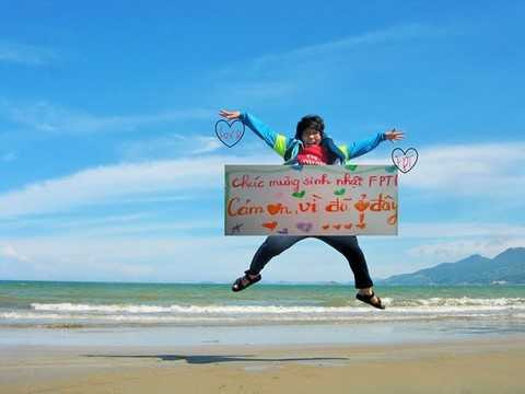 Với bức ảnh dự thi ở tư thế tung bay vô cùng độc đáo, bạn “Út Vân” (Đak Lak) hy vọng chất lượng dịch vụ FPT sẽ luôn giữ vững uy tín, ngày càng bay xa, vươn cao hơn. Cảm ơn FPT vì đã ở đây!