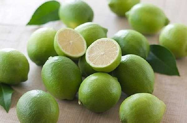 Các loại thực phẩm có tính axit. Sự thật là những loại thực phẩm có tính axit thường có khả năng tái tạo vi khuẩn với một tốc độ nhanh. Do vậy, để tránh hôi miệng, bạn nên tránh các loại thực phẩm và đồ uống có tính axit. Một vài ví dụ trong số đó là: nước ngọt, nước sốt mì ống, dầu ô liu, thịt mỡ, bơ, nước sốt cà chua…