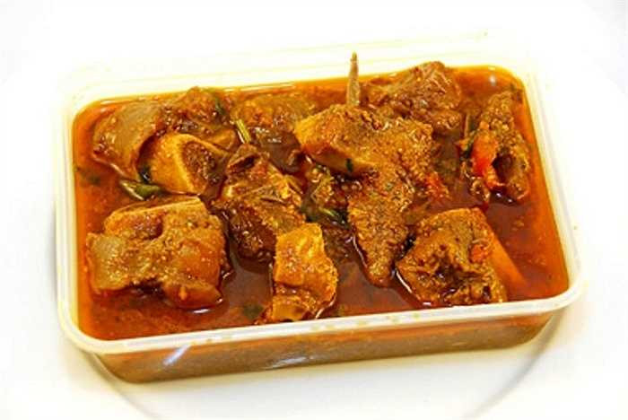 Cà ri Ấn Độ. Cà ri Ấn Độ có các đặc tính kháng khuẩn nhưng nó cũng có thể gây nên tình trạng hôi miệng. Chính lẽ đó bạn nên hạn chế ăn cà ri Ấn Độ hoặc nên xúc miệng thật kỹ trước và sau khi ăn món này.