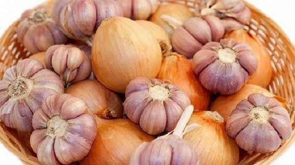 Tỏi và hành. Đây là 2 trong số những thủ phạm đứng đầu trong danh sách gây hôi miệng do trong tỏi và hành có chứa hợp chất sulfur tự nhiên gây hôi miệng.