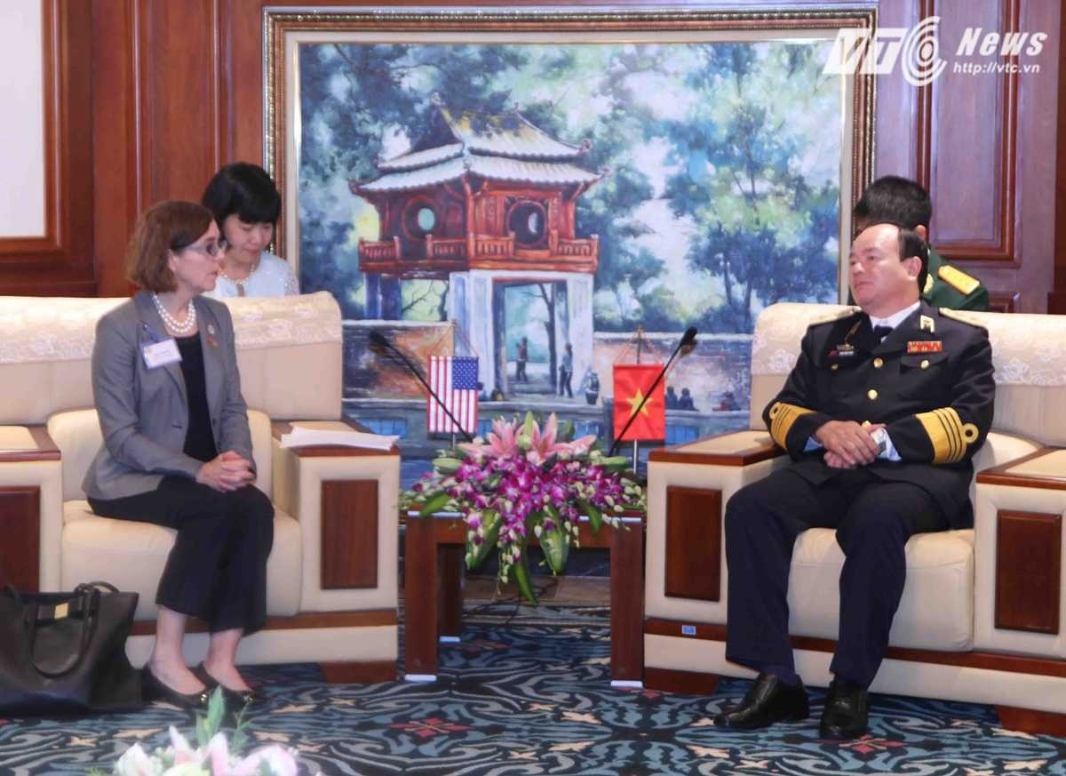 Trung tướng Phạm Ngọc Minh và bà Kate Brown tại buổi tiếp - Ảnh: Hồng Pha