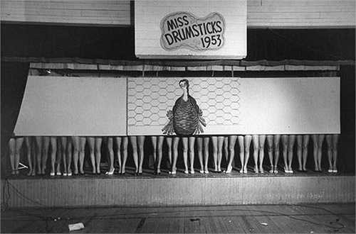 2. Hoa hậu Cẳng gà: Cuộc thi Hoa hậu Cẳng gà (Miss Drumsticks) là cuộc thi chọn ra người đẹp có đôi chân hoàn hảo nhất. Nó thường được tổ chức tại hội chợ thường niên tại Thổ Nhĩ Kỳ. Những phụ nữ tham gia sẽ mặc đồ bơi, che mặt và thân trên bằng hình ảnh con gà tây lớn chỉ để lộ ra đôi chân. Cô gái có đôi chân được đánh giá là thon, đẹp nhất sẽ giành được chiến thắng. 