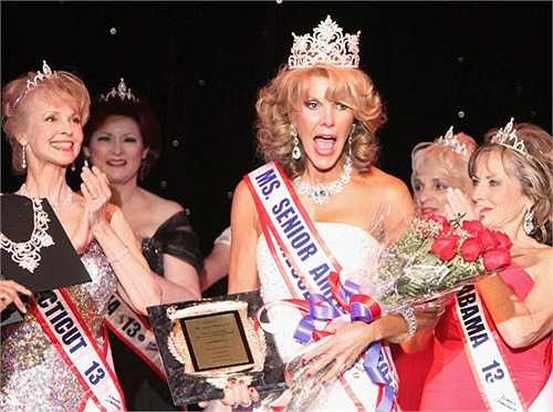 11. Hoa hậu Bà ngoại: Cuộc thi Hoa hậu Bà ngoại (Miss Senior America) thường được tổ chức tại Mỹ. Cuộc thi nhằm tôn vinh những nhan sắc cao tuổi. Nó hy vọng sẽ giúp 'khắc họa cái nhìn khác về vẻ đẹp của thời gian'. Độ tuổi tối thiểu để tham gia cuộc thi là 60. 
