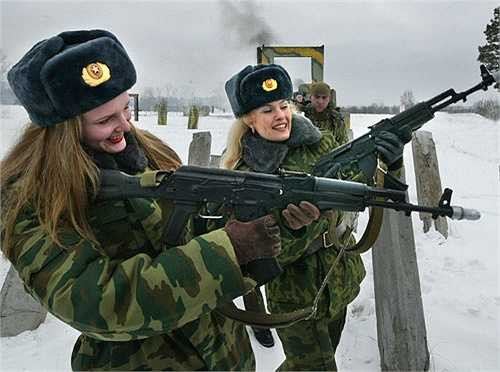 15. Hoa hậu Quân đội Nga: Cuộc thi Hoa hậu Quân đội Nga (Miss Russian Army) được tổ chức với mục đích thu hút phái nữ tham gia vào quân đội. Tham dự cuộc thi sắc đẹp này, các cô gái phải thể hiện nhiều khả năng khác nhau như nấu nướng, hát hò, nhảy múa nhưng đặc biệt nhất đó là phải thể hiện kỹ năng bắn súng. (Nguồn: Dân Việt) 