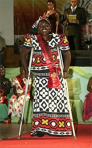 6. Hoa hậu Bom mìn: Cuộc thi Hoa hậu Bom mìn (Miss Landmine) được tổ chức lần đầu vào năm 2008 ở Angola. Cuộc thi này nhằm kêu gọi sự quan tâm của các tổ chức, cá nhân tới những nạn nhân bị thương tật do bom mìn chiến tranh. Mặc dù cuộc thi Hoa hậu Bom mìn nhận phải nhiều chỉ trích cho rằng đã xoáy vào nỗi đau của các nạn nhân chiến tranh, tuy nhiên sau đó 1 năm, nó tiếp tục được tổ chức tại Campuchia.