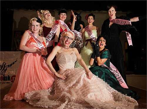 8. Hoa hậu Cổ điển (Miss Pinup): Trong cuộc thi Hoa hậu Pinup được tổ chức tại New Zealand và Australia, phụ nữ mọi lứa tuổi, cân nặng, màu da, chiều cao.... đều được tham gia. Điểm đặc biệt của cuộc thi là họ sẽ thể hiện tình yêu với các giá trị xưa cũ bằng cách ăn mặc và trang điểm theo kiểu cổ điển.