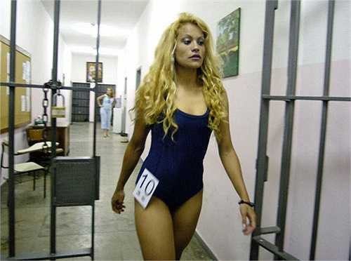 9. Hoa hậu Tù nhân: Hoa hậu Tù nhân (Miss Penitentiary) được tổ chức ở Brazil với ý nghĩa khá nhân văn đó là tìm ra nữ phạm nhân có sắc vóc nổi trội nhất. Ý nghĩa của cuộc thi nhằm xây dựng cộng đồng nhân ái trong nhà tù. Ngoài ra nó cũng phần nào giúp các nữ phạm nhân xóa đi mặc cảm bản thân và tự tin khi sau này tái hòa nhập lại với xã hội. Một số cuộc thi Hoa hậu tù nhân khác cũng được tổ chức ở nhà tù Mexico, Kenya, Brazil...