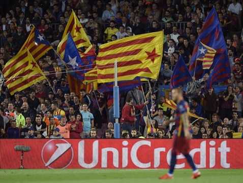 Các CĐV Barca giơ cao khẩu hiệu đòi độc lập