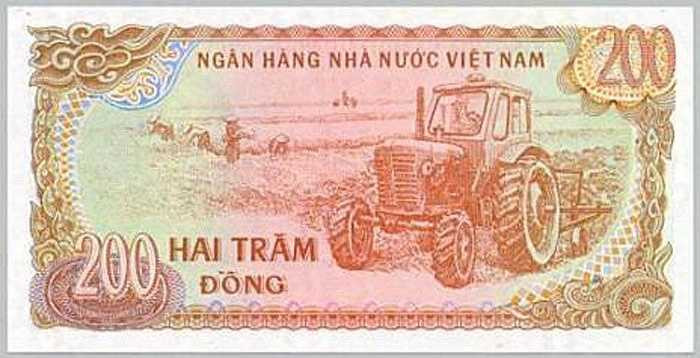 Hình ảnh người nông dân đang lao động trên cánh đồng tại làng quê Việt Nam. 