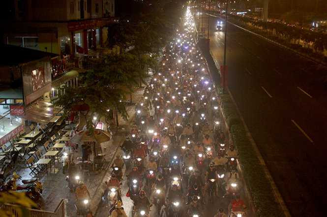 Xe máy nối đuôi nhau trên đường Phạm Văn Đồng hướng từ Q.Bình Thạnh về Q.Thủ Đức. Ảnh: Đức Phú