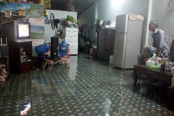 Nhà người dân ở đường 45 P.Hiệp Bình Chánh, Q.Thủ Đức ngập nước - Ảnh: Đức Phú