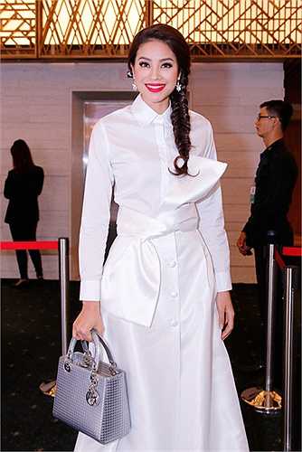 Cũng trong sự kiện tối qua, Hoa hậu Hoàn vũ Việt Nam 2015 Phạm Hương cũng tham dự với bộ váy trắng thanh lịch và độc đáo của Nhà thiết kế Lâm Gia Khang.